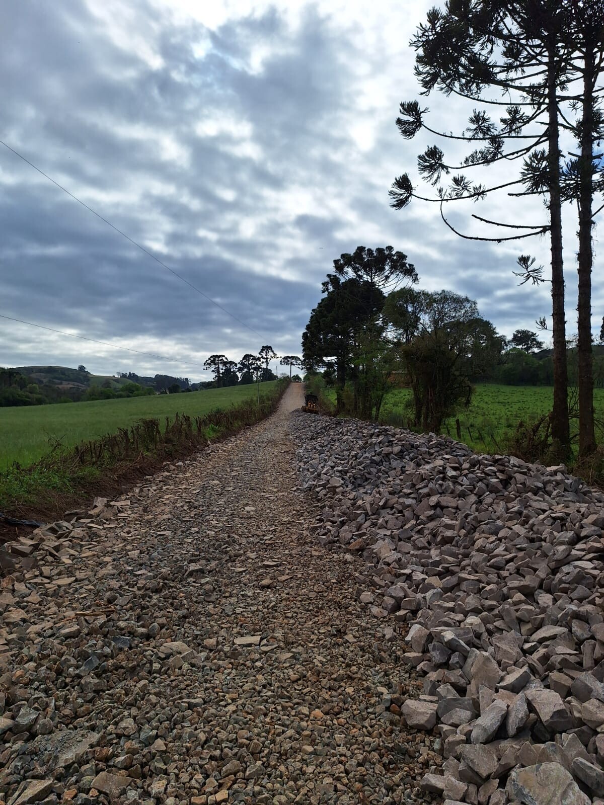 pavimentacao-asfaltica-na-estrada-para-o-camping-carreiro-segue-em-execucao